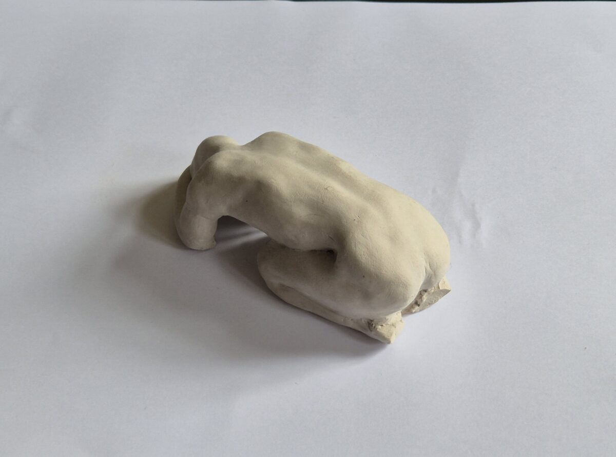 vielleicht 12cm lange figur einer knieenden frau, aus weißem ungebranntem ton, haltung in etwa balasana beim yoga