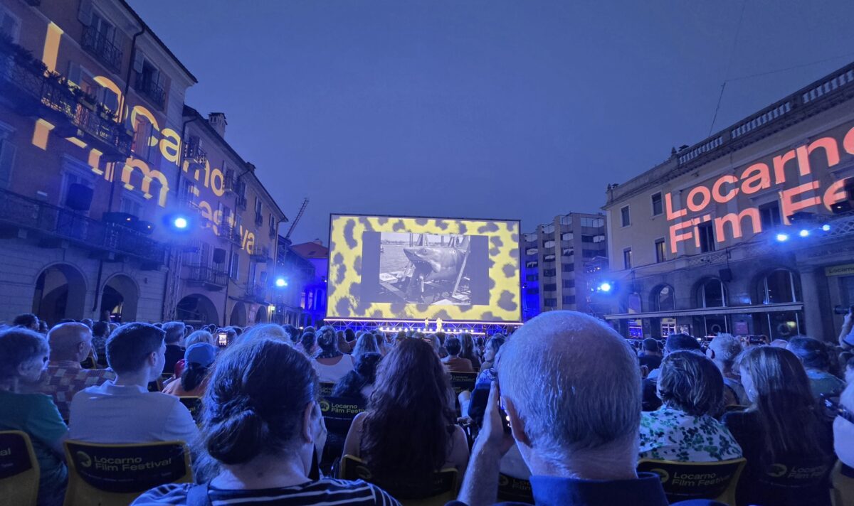 freiluftkino auf der piazza grande in locarno, der festivaldirektor gibt eine kurze einführung zum film "jaws"